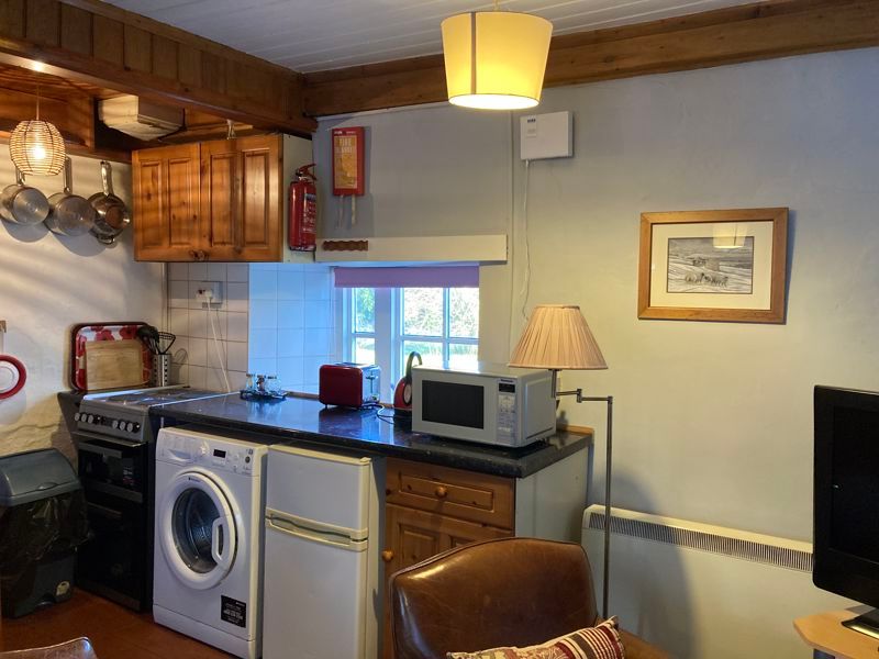 Property photo 3 of 12 Kitchenette