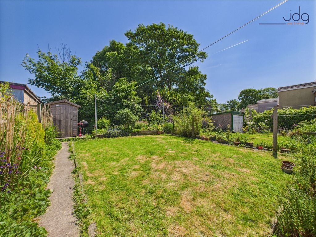 Property photo 2 of 21 Spacious Garden