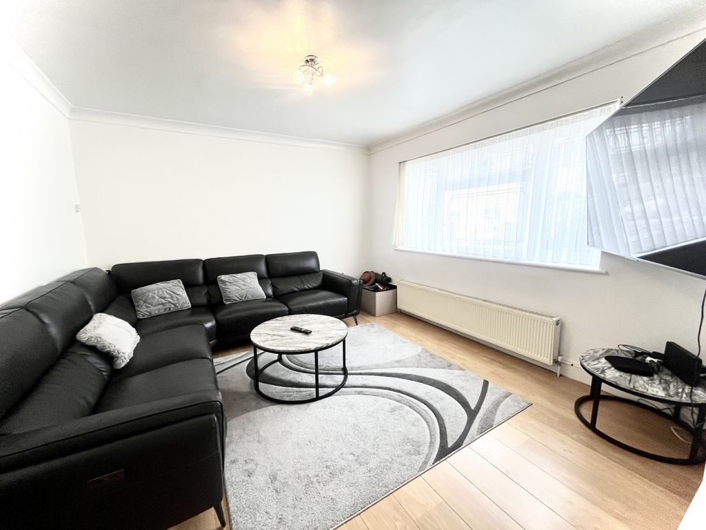 Property photo 1 of 12 A Beautifully Presented 2 Bedroom End Of Terrace House