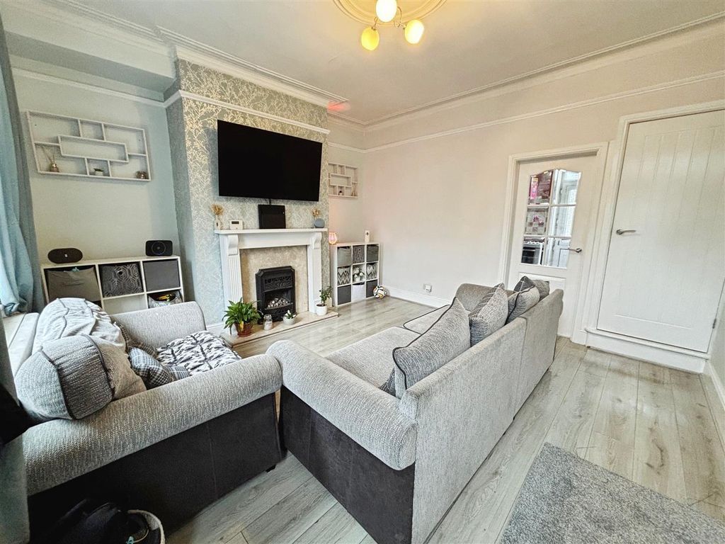 Property photo 2 of 19 Lounge