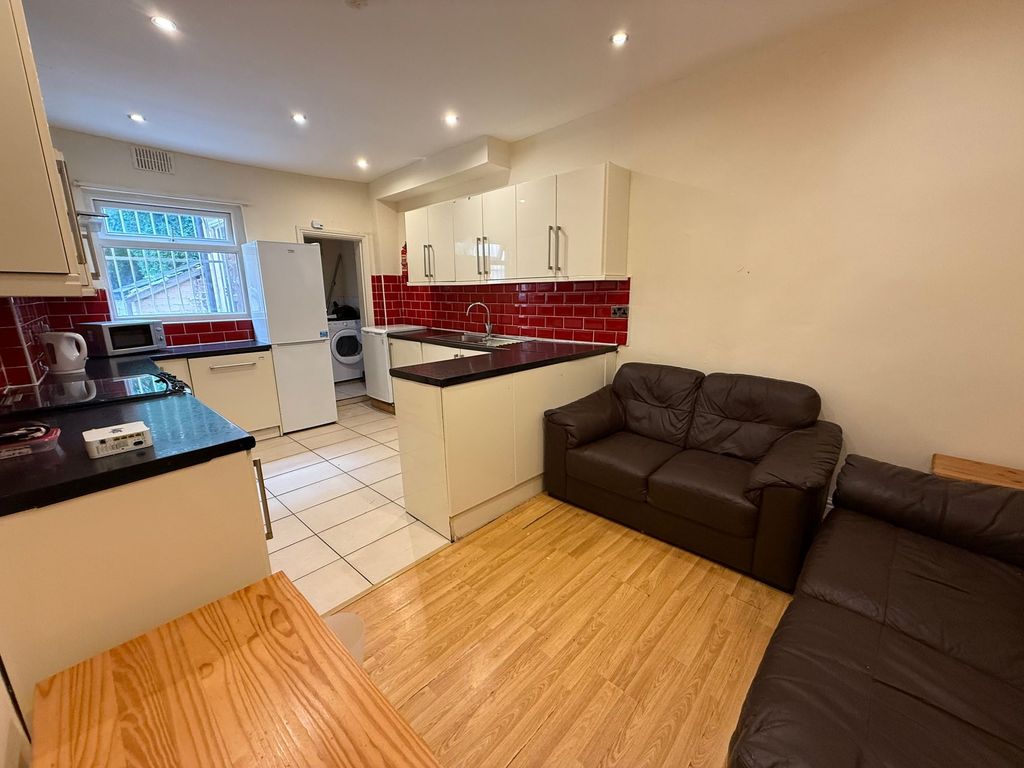 Property photo 2 of 29 Bright Open-Plan Communal Lounge And Kitchen With ...