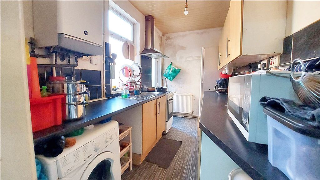Property photo 3 of 10 Kitchen