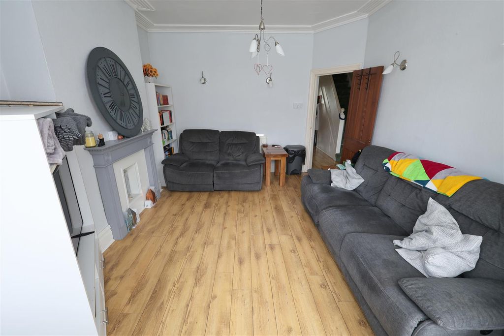Property photo 3 of 22 Cr Lounge i.Jpg