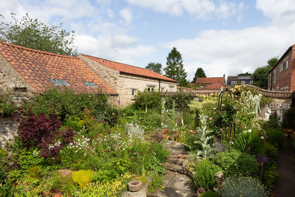 Property photo 3 of 16 Garden