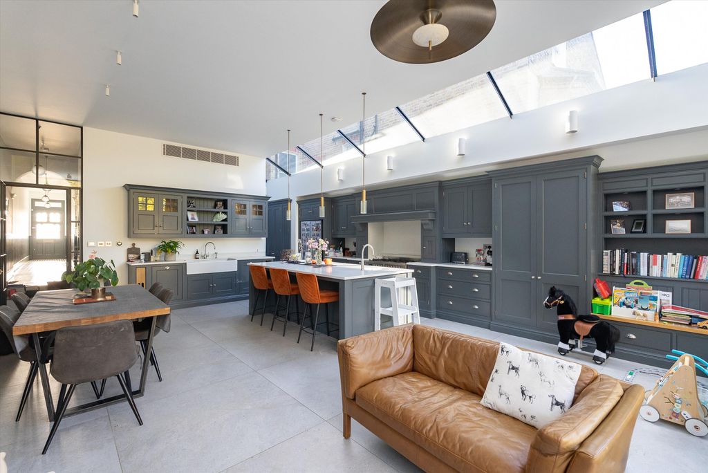 Property photo 3 of 18 Image