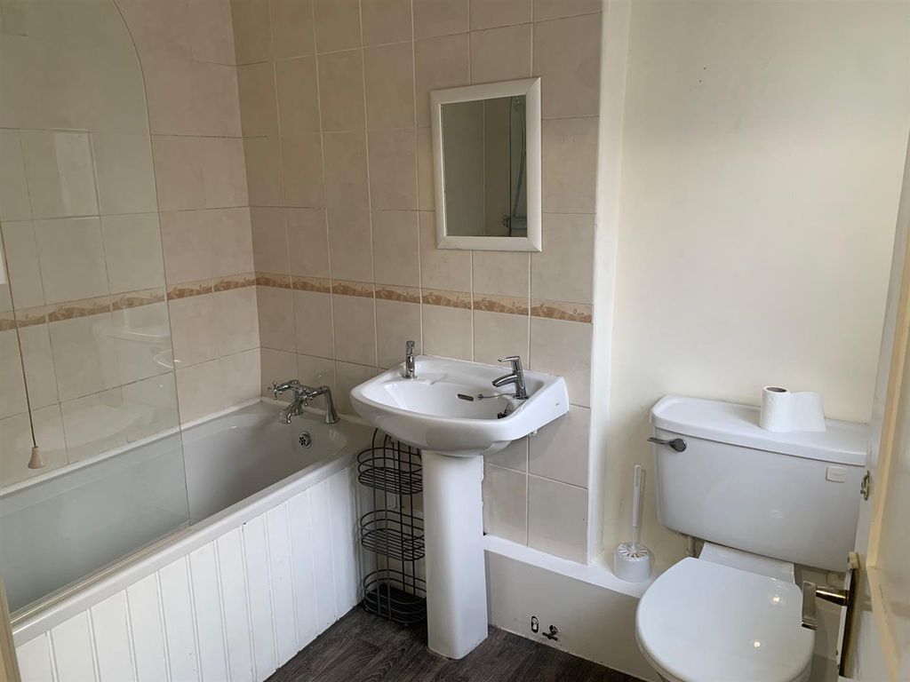 Property photo 3 of 10 Bathroom.Jpg