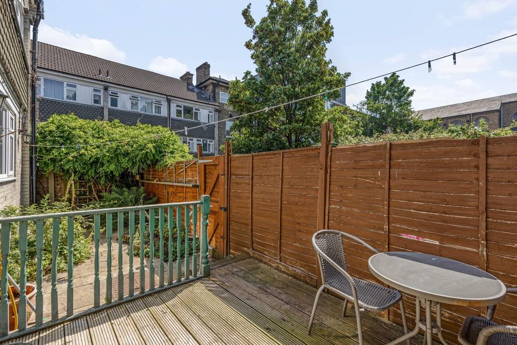 Property photo 3 of 10 9 Shirley Lodge, Se26 - 10.Jpg