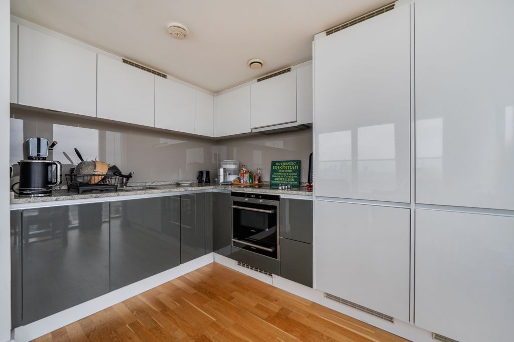 Property photo 3 of 12 1415693-15-699616...