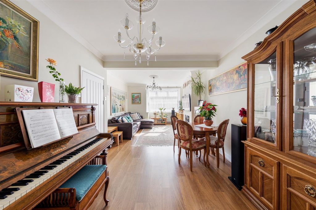 Property photo 2 of 30 Alpha Road, E4