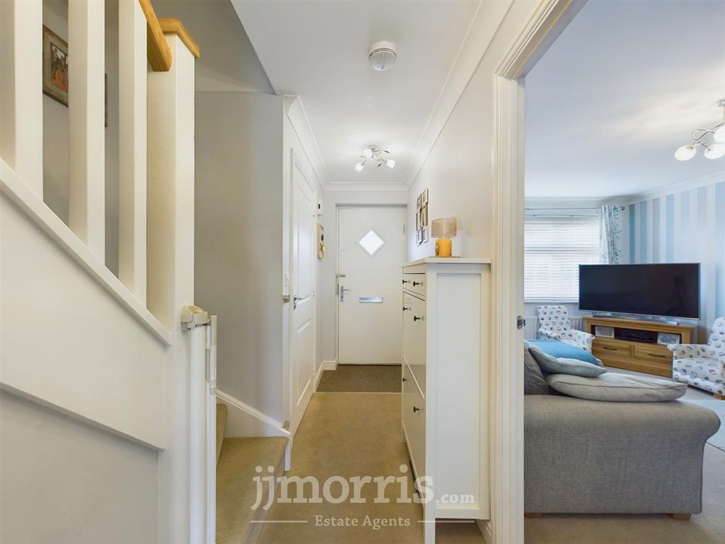 Property photo 2 of 21 Entrance Hall