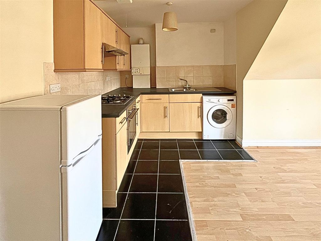 Property photo 2 of 15 Living Room / Kitchen