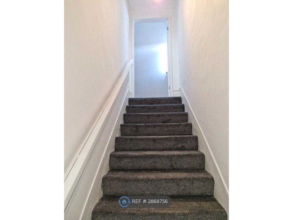 Property photo 3 of 12 Entrance Hallway