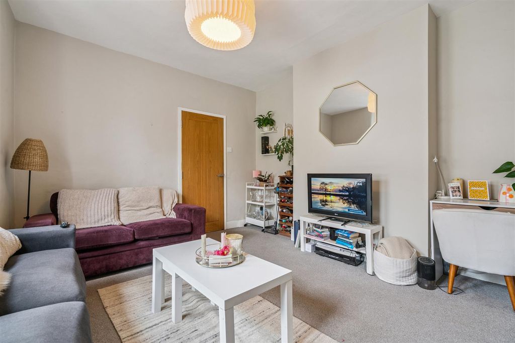 Property photo 2 of 11 2A Gambole Road Sw17 Reception 2.Jpg