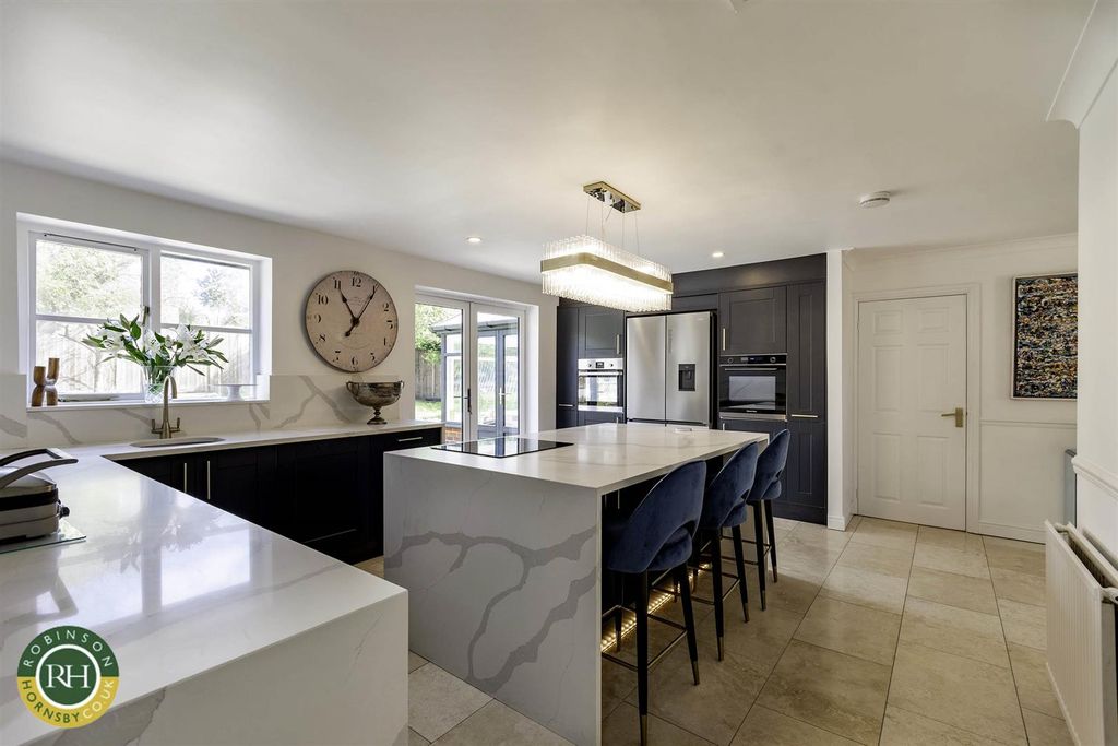 Property photo 1 of 20 Breakfast Kitchen