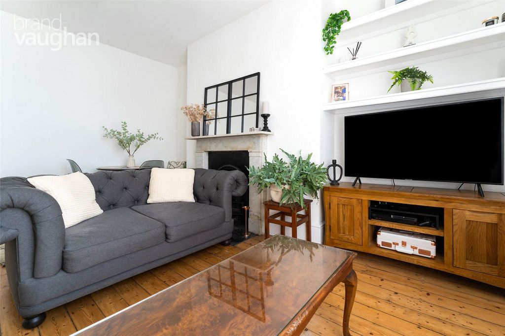 Property photo 2 of 11 Living Room