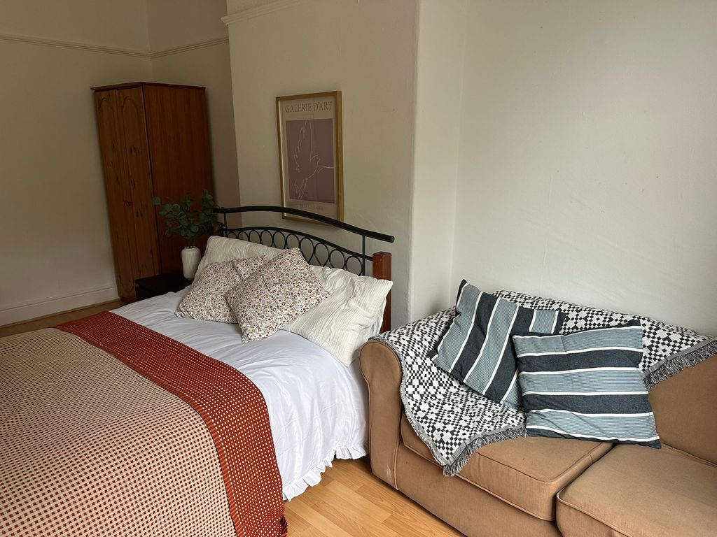 Property photo 3 of 22 A Spacious, Well-Maintained Master Bedroom Featuri...