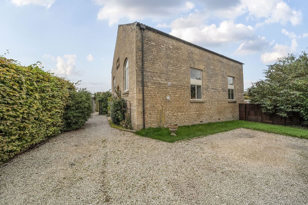 Property photo 2 of 27