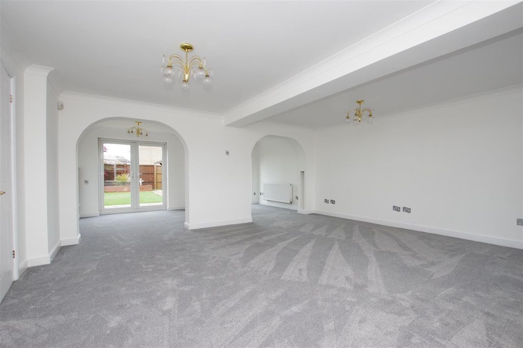 Property photo 3 of 19 Lounge/Diner