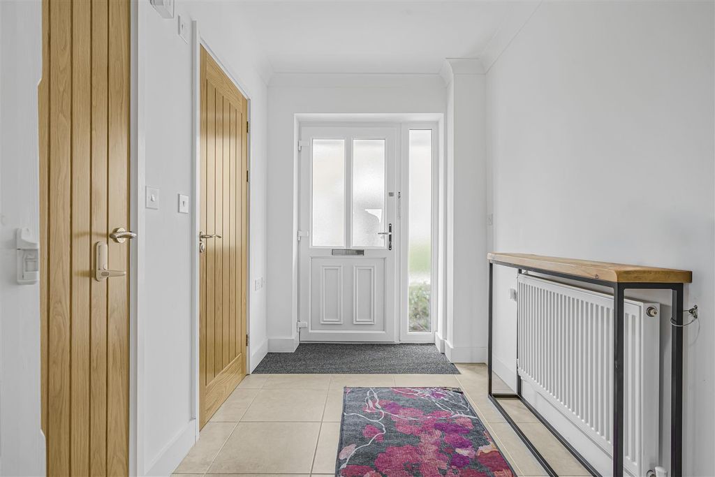 Property photo 2 of 19 6 Tilia Cl, Windsor Sl4 4Ls18.Jpg