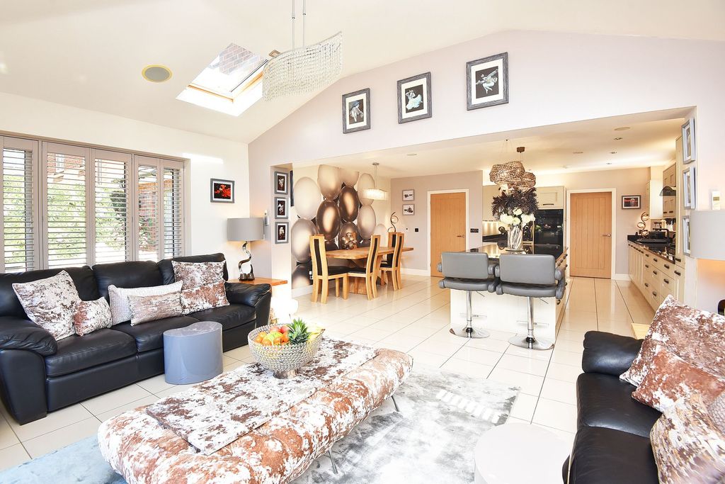 Property photo 1 of 32