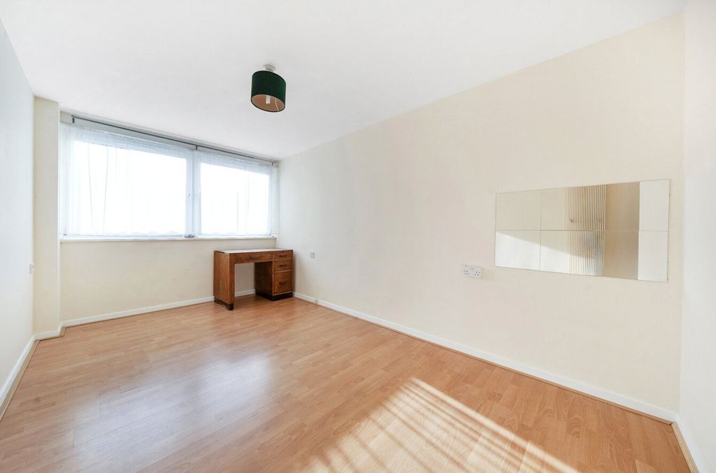 Property photo 3 of 19 1384636-7-692598d...