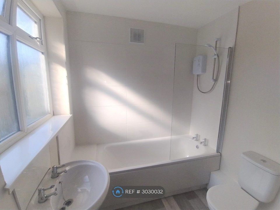 Property photo 3 of 11 Bathroom