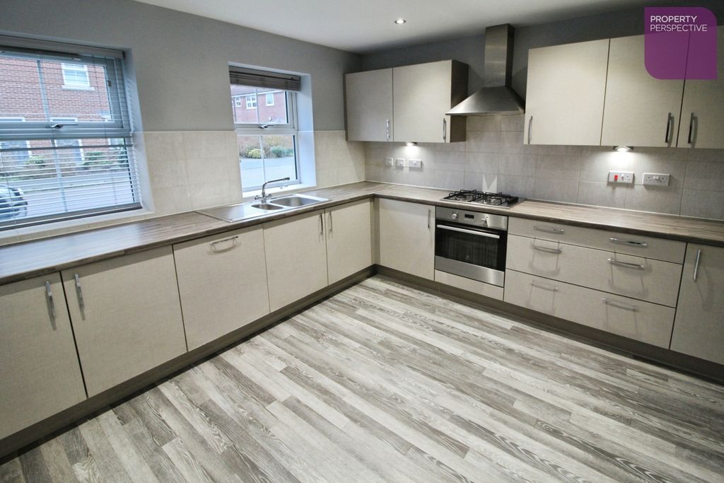 Property photo 3 of 10 Dining Kitchen