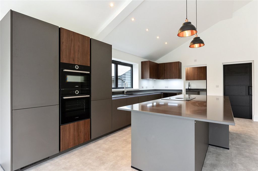 Property photo 3 of 10 Kitchen