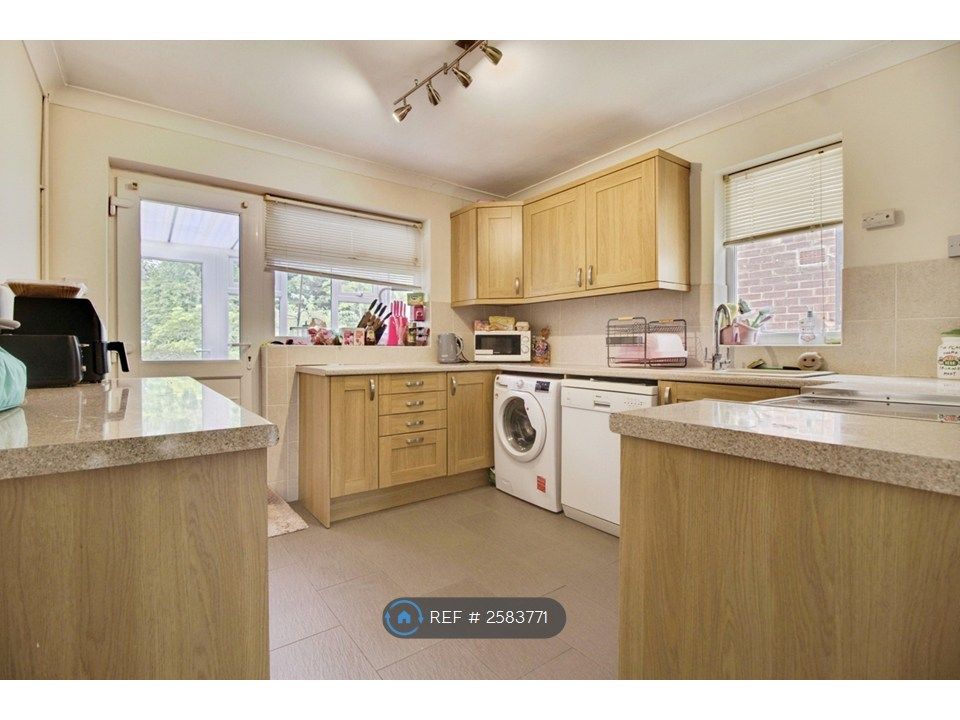Property photo 2 of 9 Kitchen