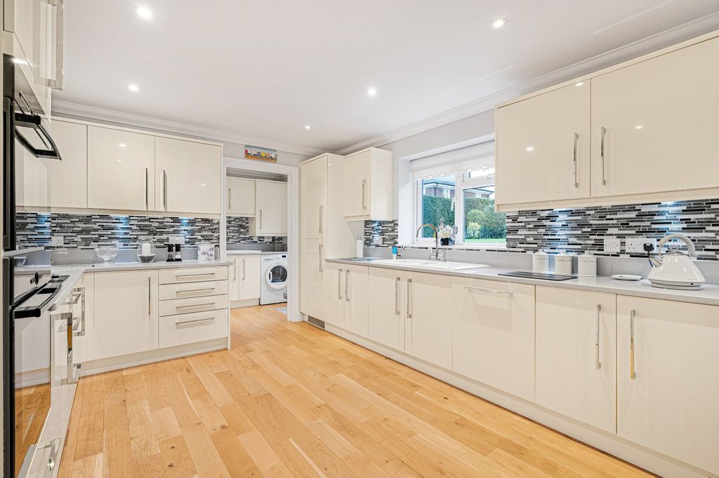 Property photo 2 of 18 Picture No. 12