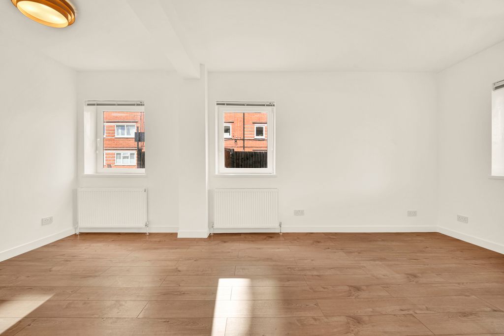 Property photo 3 of 8 Picture No. 02