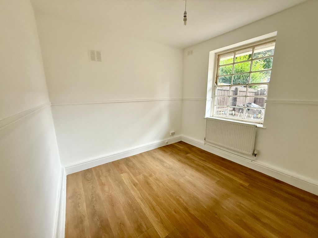 Property photo 1 of 12 2-Bed Ground-Floor Flat With Large Terrace, Near Canada Water