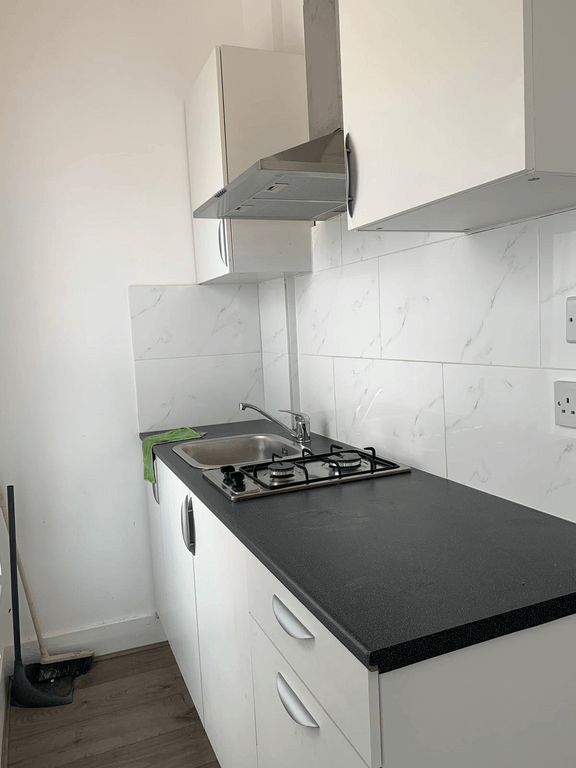 Property photo 1 of 4 Self Contained Studio Flat Close To Ilford Station- £1200 Pcm