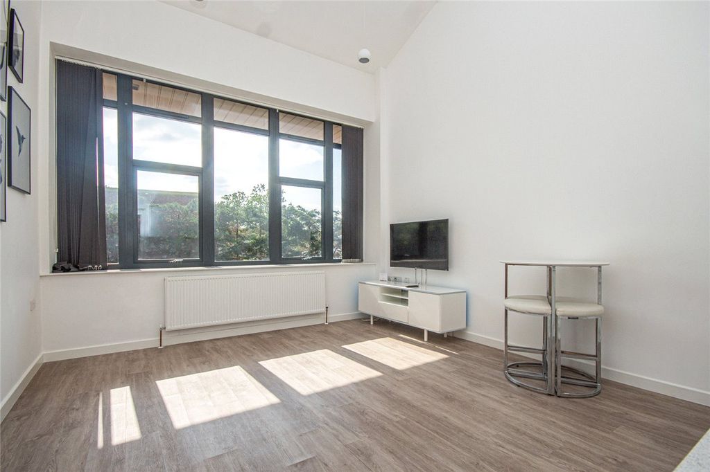 Property photo 2 of 7 Living/Kitchen