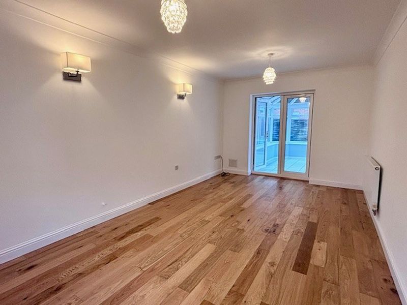 Property photo 3 of 10 Lounge