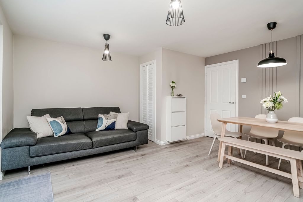 Property photo 2 of 34