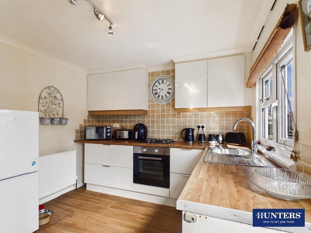 Property photo 3 of 19 Kitchen