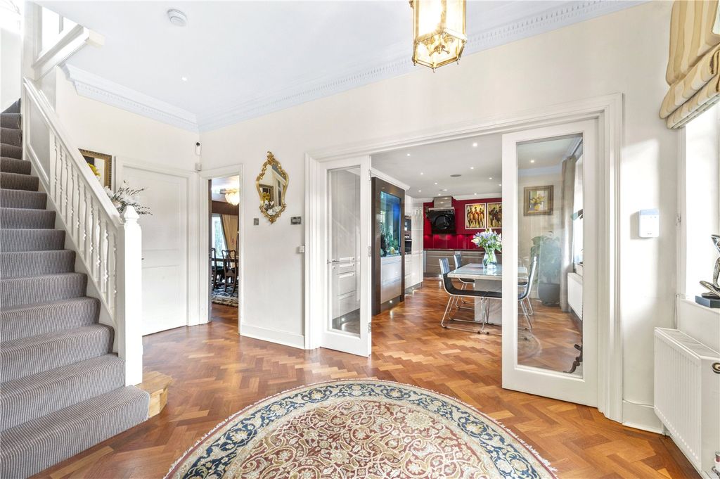 Property photo 3 of 20 Entrance Hall