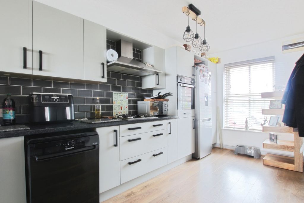 Property photo 3 of 14 4657367