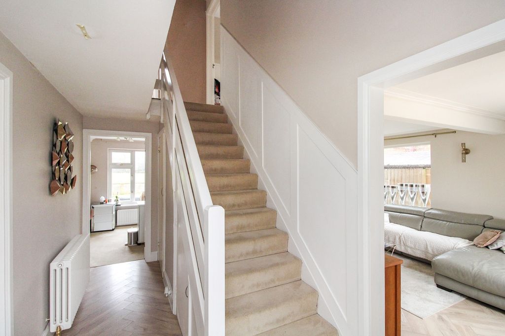 Property photo 2 of 18 Entrance Hall