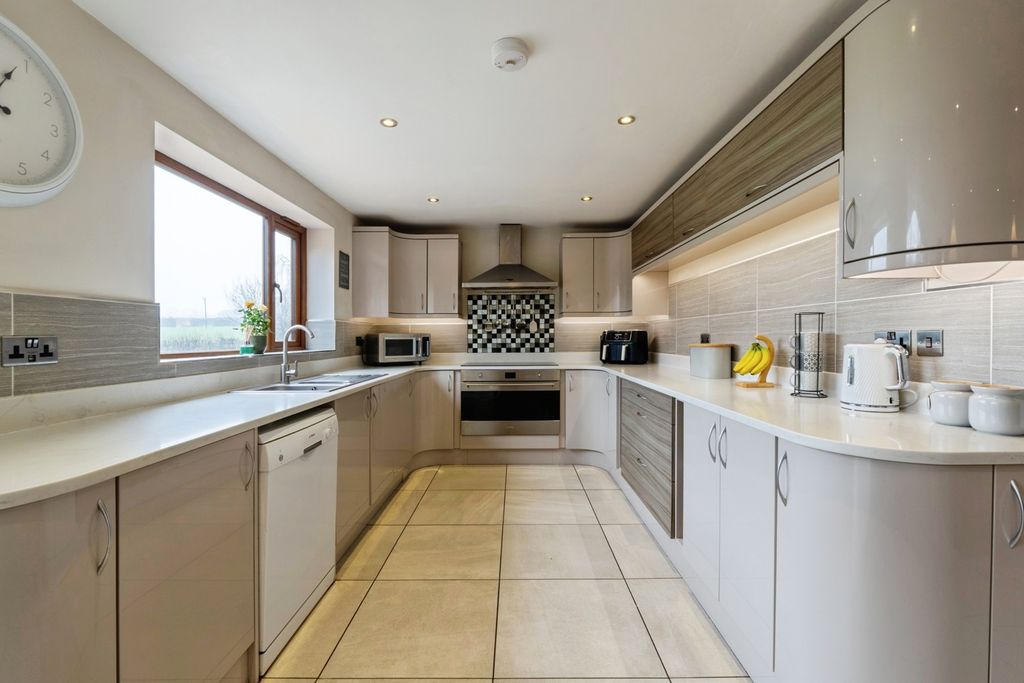 Property photo 2 of 28 Kitchen