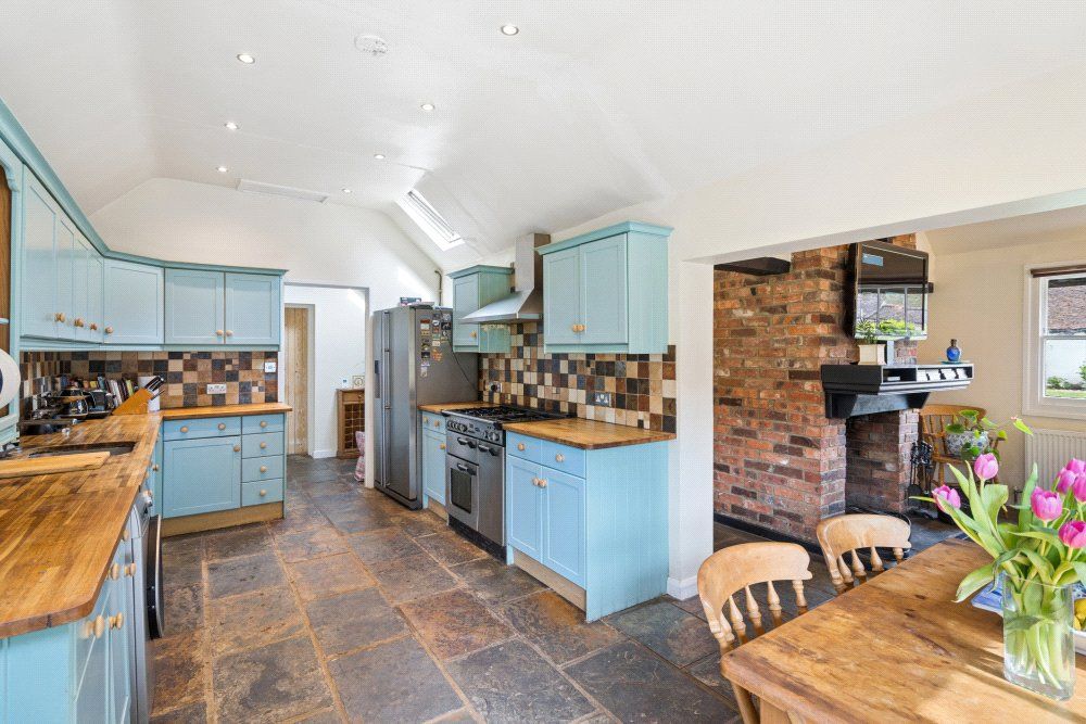 Property photo 2 of 27 Kitchen Breakfast