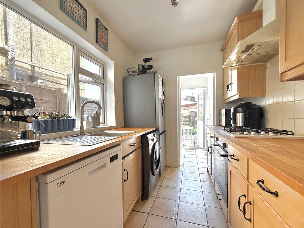 Property photo 3 of 17 Kitchen