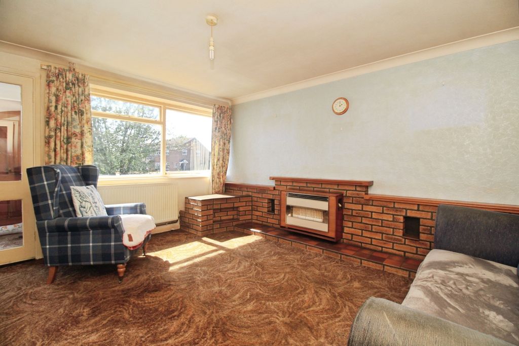 Property photo 3 of 12 Lounge