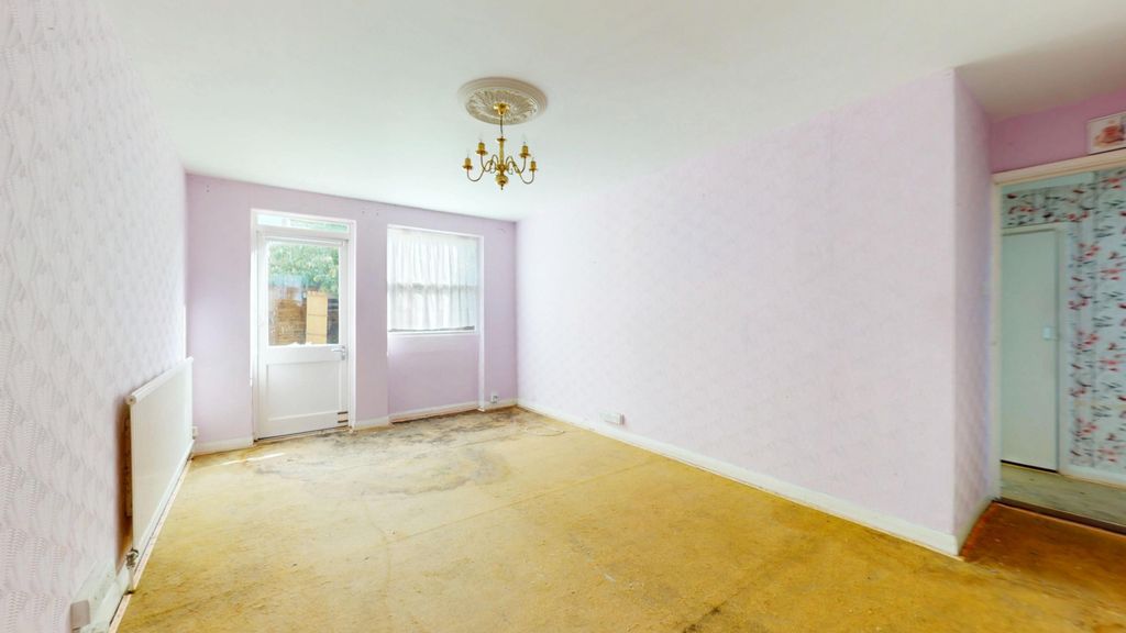 Property photo 2 of 11 23 Carlton Square, Stepney, London, E1 4Eh