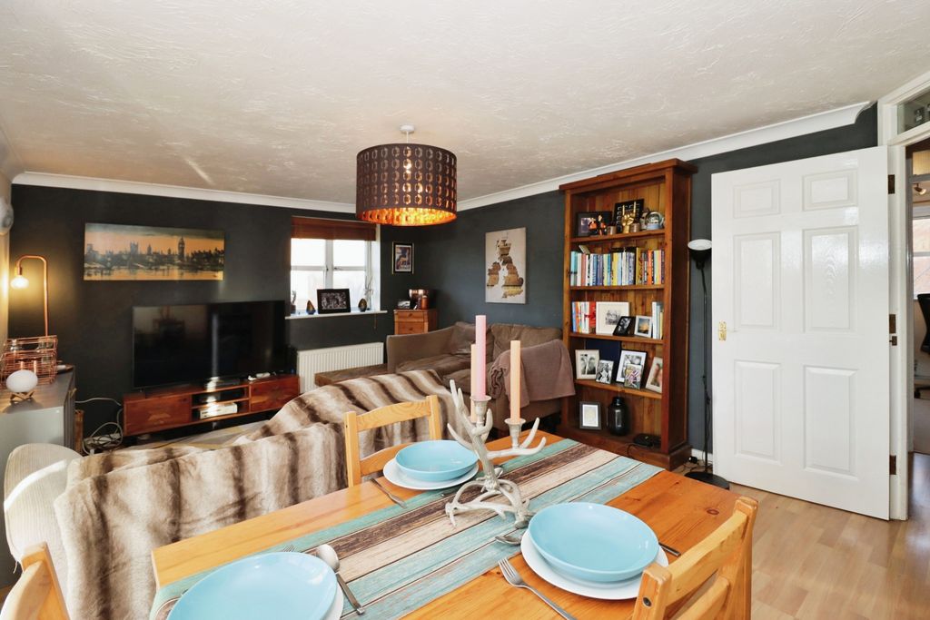 Property photo 1 of 17 Lounge Dining