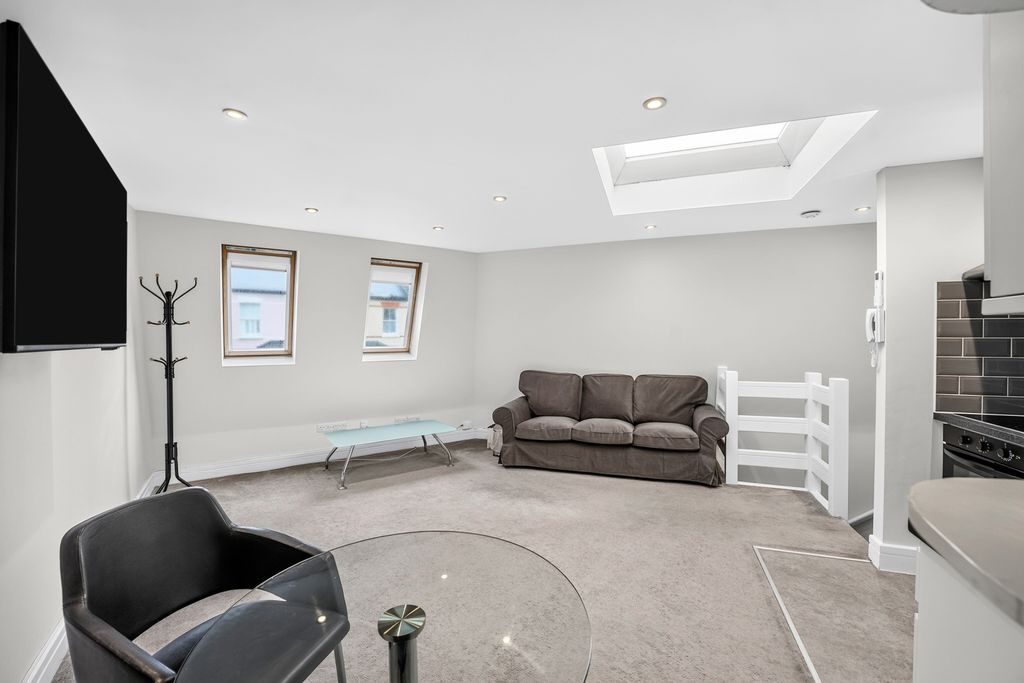Property photo 3 of 9 Pbox-Img.Jpg