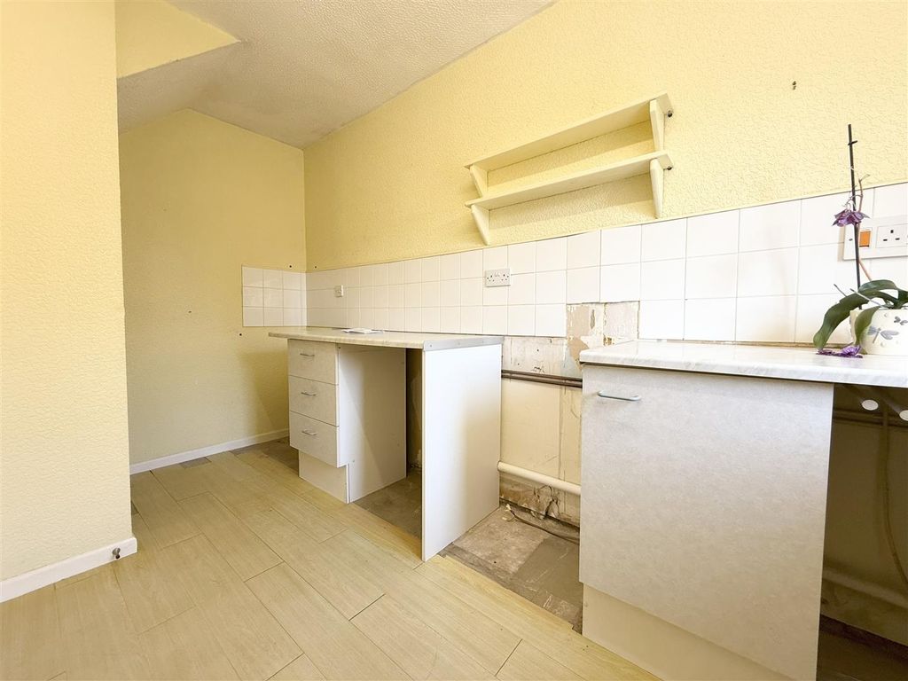 Property photo 3 of 11 Kitchen