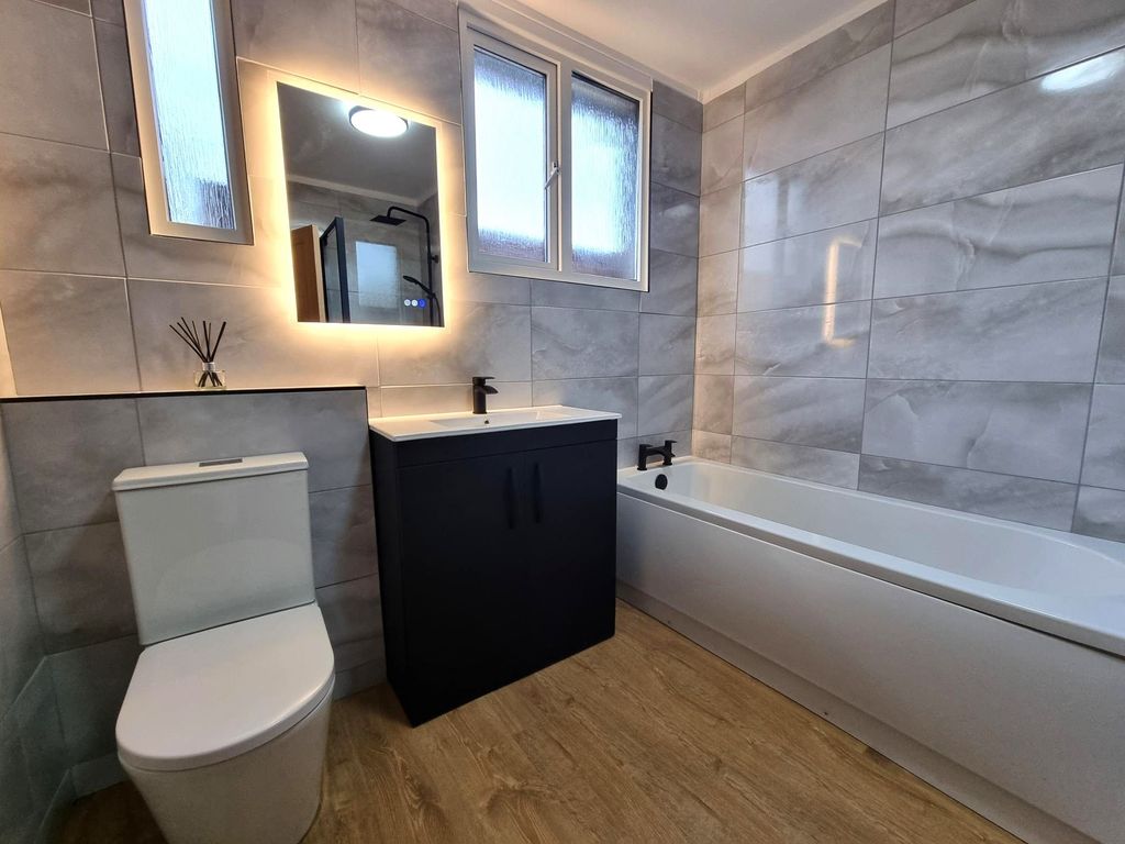 Property photo 2 of 20 Bathroom