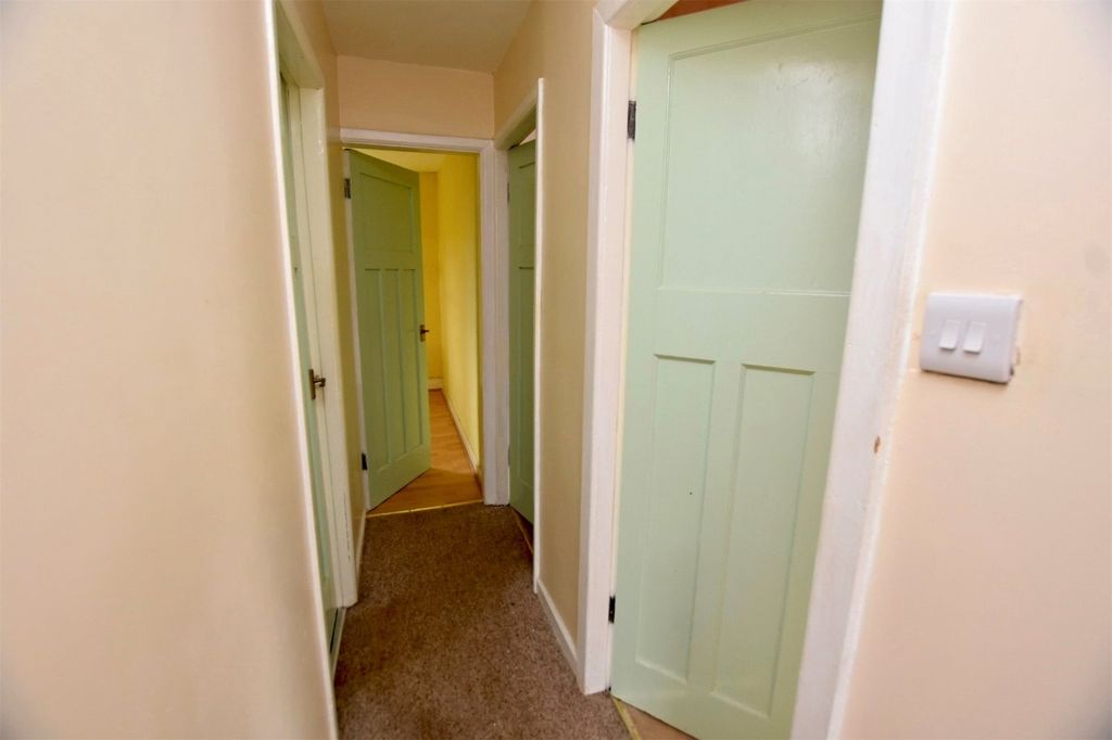Property photo 2 of 21 Hallway